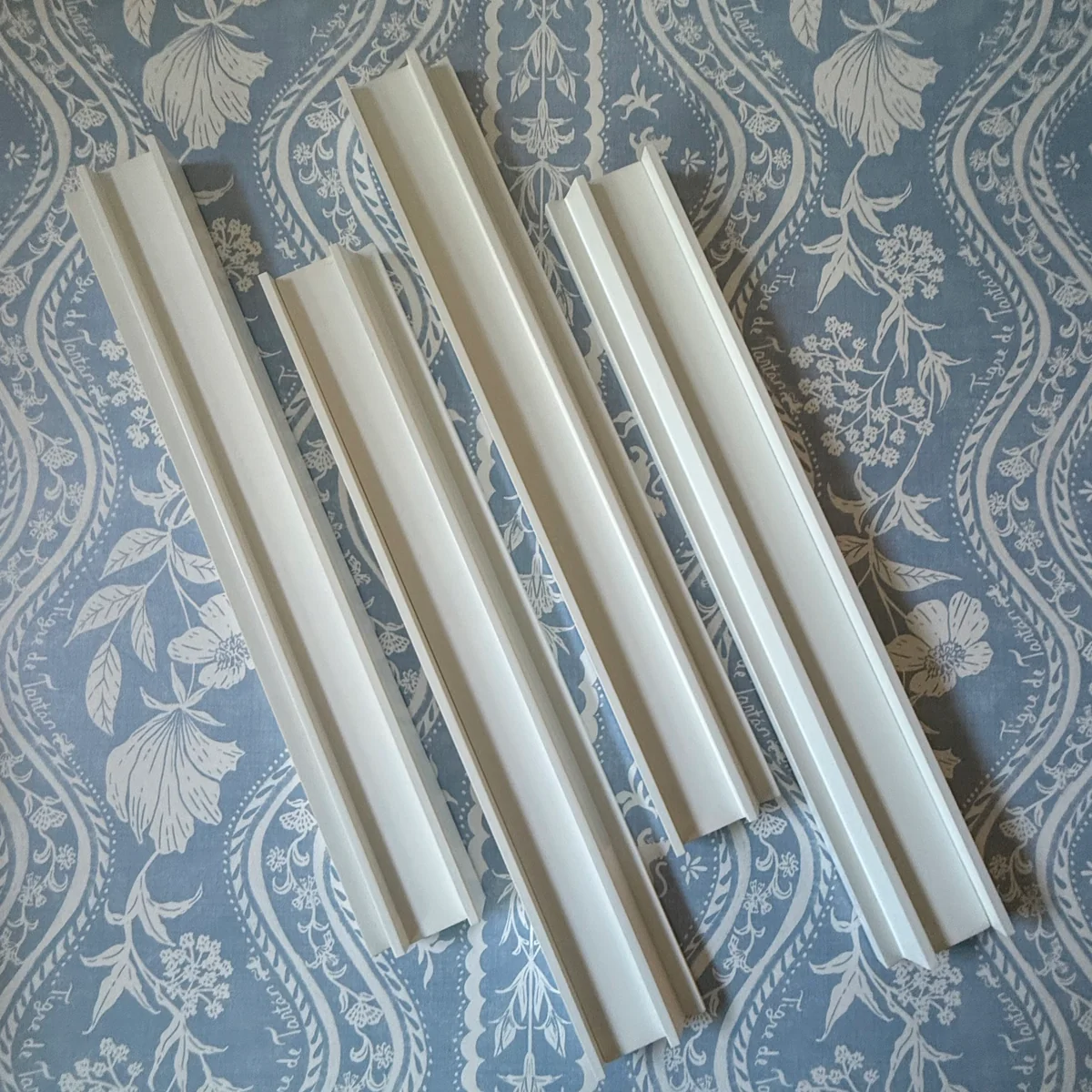 Dove White Beechwood Mahjong Racks with 4 Magnetic STRAIGHT Pushers, set of 4 and Custom Storage Bag