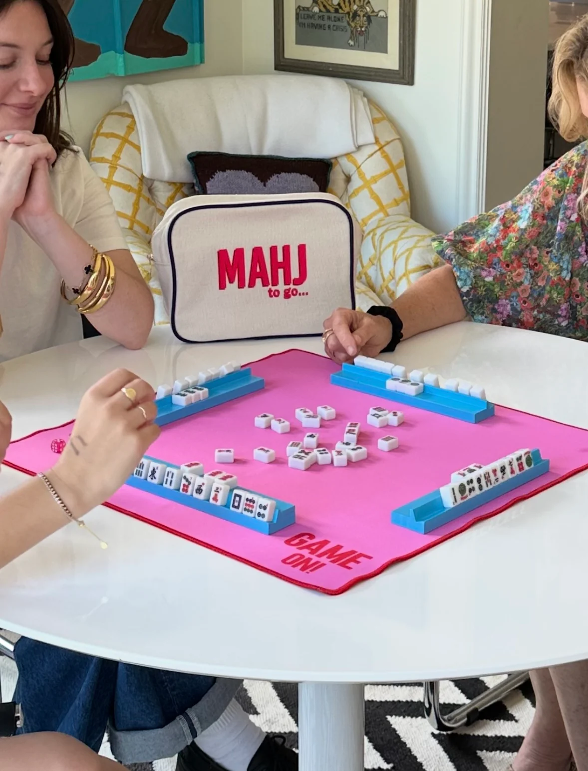 Canvas Preppy with PINK game mat: Full travel set with 4 blue racks and 4 magnetic pusher sticks. They are attached on top, not the side. Please see attached video.